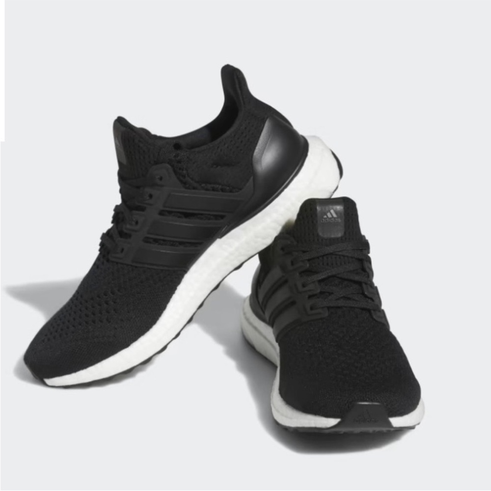 Adidas women’s sneakers black and white size 8 new